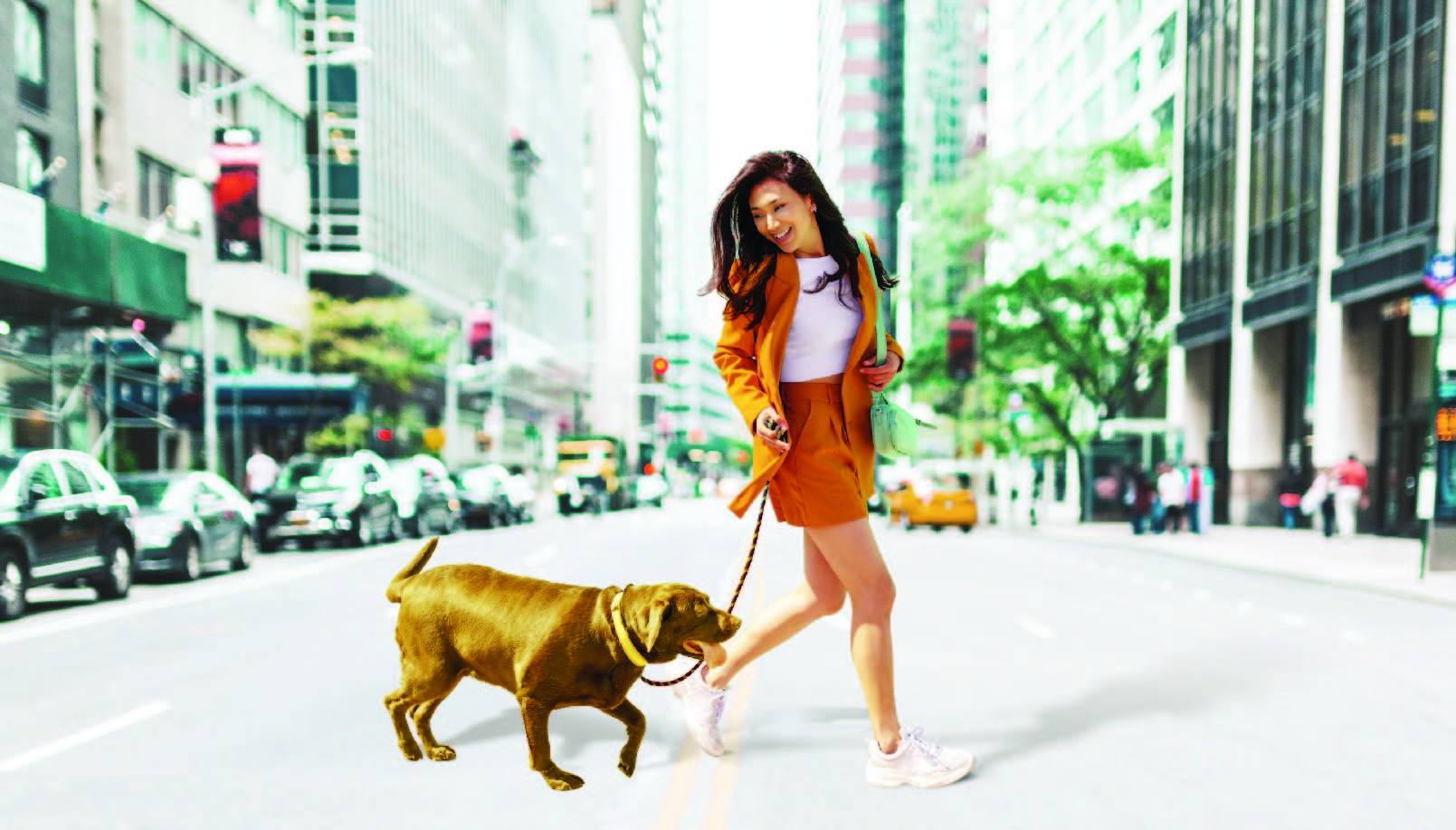 Người phụ nữ đi dạo trong thành phố